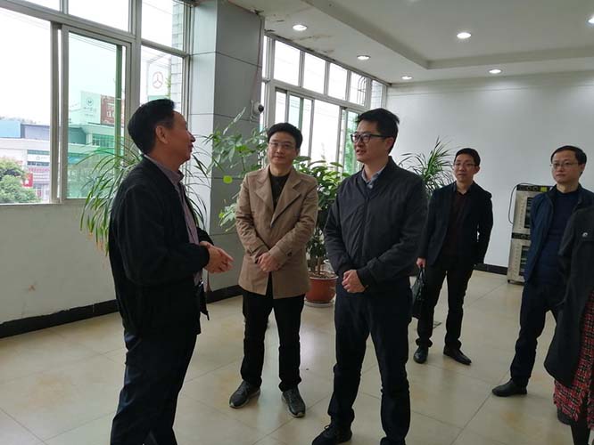 省发改委程思杰副处长（左三）一行到川椒种业调研